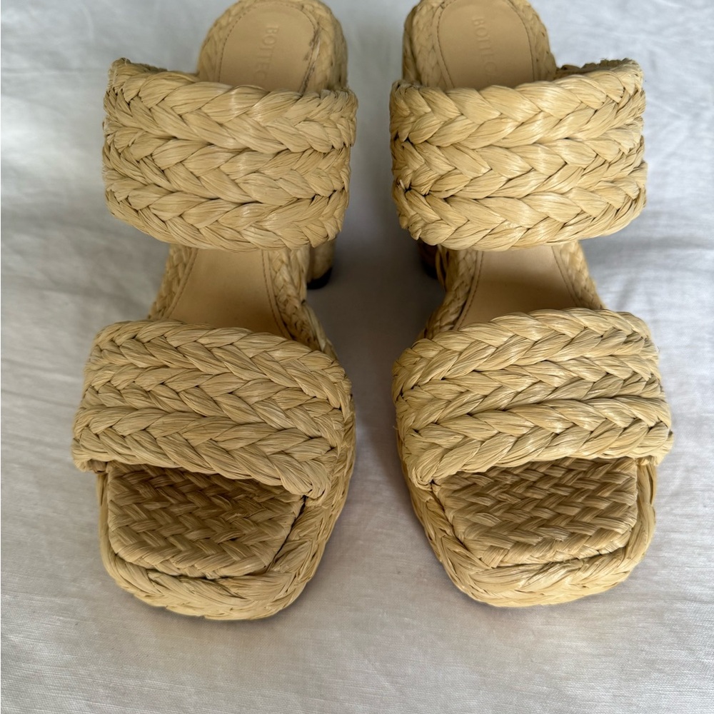 BRAND NEW NEVER WORN! Bottega Veneta Beige Raffia sandals - Canalazzo